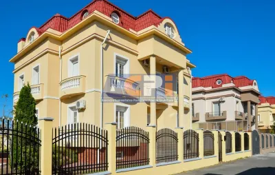 Vila pe colt, cu piscina si loc de joaca - Pipera