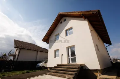 Casa spatioasa cu etaj si curte în Ghimbav - foto 3