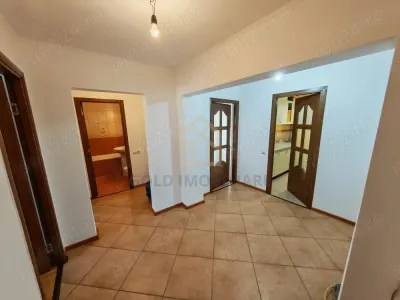 Apartament 3 camere de vanzare cu garaj - foto 3