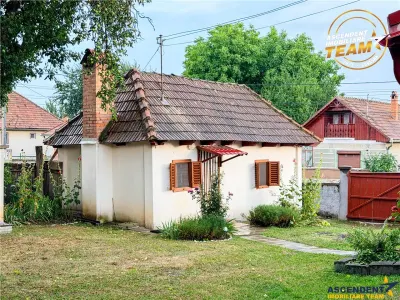 Casa cu teren generos de 1.315 mp, bucatarie de vara complet renovata si acces din doua strazi – Cernat, jud. Covasna - Cernat