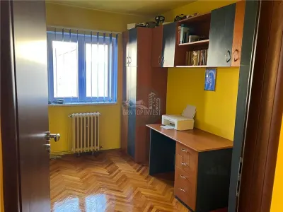Apartament decomandat 3 camere etaj intermediar Vasile Aaron - foto 8
