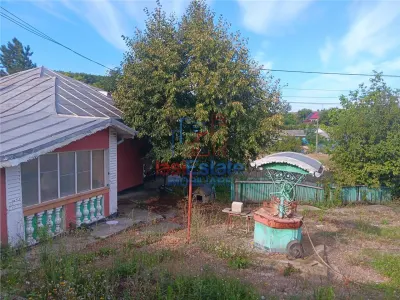 str Principala Vorovesti TEREN 1200mp cu CASA batraneasca 64mp toate utilitatile - Vorovesti