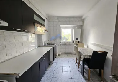 Apartament spatios, mobilat si utilat, la bulevard - foto 2