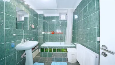 Apartament cu terasa, curte si parcare, intr-o zona linistita de case - foto 9