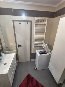 De inchiriat apartament modern la etajul 1 cu 2 camere decomandate, balcon si loc de parcare privat in Sibiu - foto 16