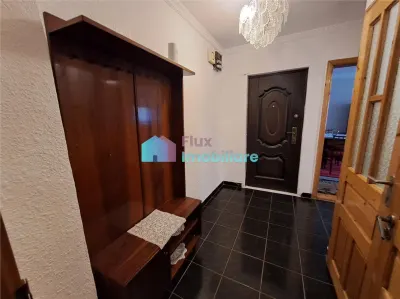 Apartament cu 3 camere etaj 2 Obcini zona Dany Gry - foto 5
