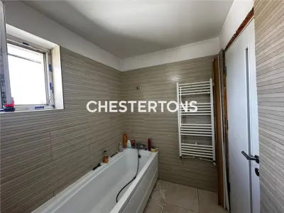 Casa insiruita cu finisaje si mobilier Lux cu curte - foto 9