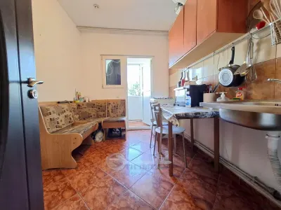 Nicolina 1, apartament 2 camere, decomandat, baie cu geam, 46 mp, se accepta credit bancar - foto 2
