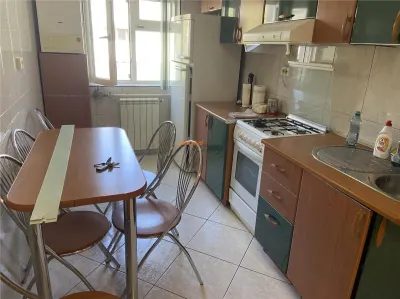 Apartament 4 camere Focsani , zona b- dul Independentei , suprafata generoasa 85 mp, etaj 2/3 , 2 balcoane , imbunatatit - foto 3