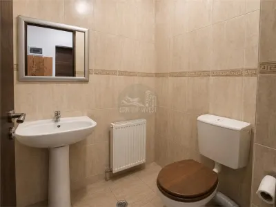 Apartament 3 camere 2 bai etaj 1 parcare zona Centrala - foto 7