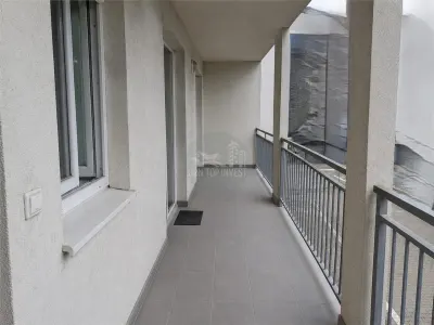 Apartament 3 camere 2 bai etaj 1 parcare zona Centrala - foto 10