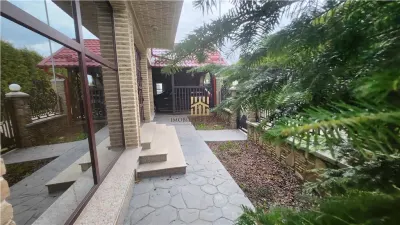 Casă modernă de vânzare în Rădăuți, Bucovina | 3 dormitoare | 3 băi | Garaj | Foișor | 185.000 Euro - foto 2