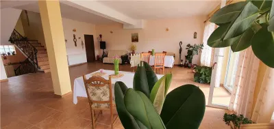 Casă de vacanță în stațiunea Durău | 500 mp utili | 700 mp teren | 10 camere | 11 băi | 750.000 Euro | Comision 0% - foto 2