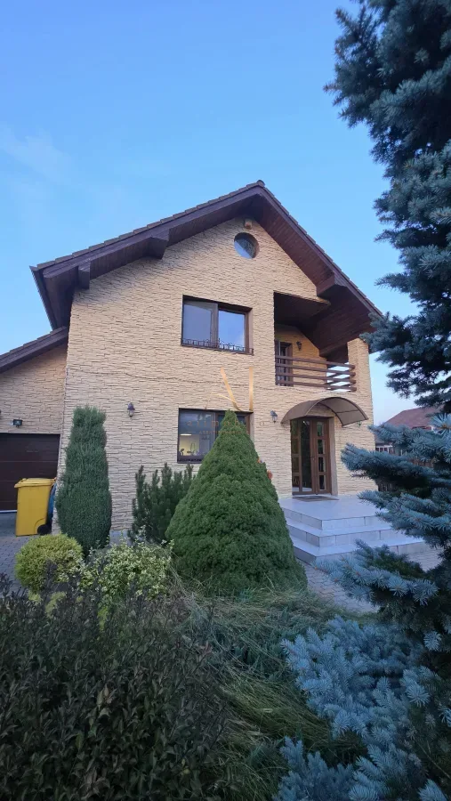 PROPRIETATE  SPATIOASA DE VANZARE – Corunca, Mures 180 MP + Mansardā | 600 MP Teren| Garaj| Saunā| 3 Terase