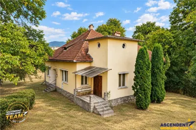 Casa cu istorie,3 camere,potential mansardare,1.840mp teren,in cadru linistit si retras,Central,Covasna - Covasna