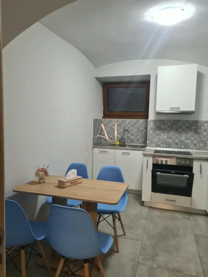 De inchiriat apartament central!